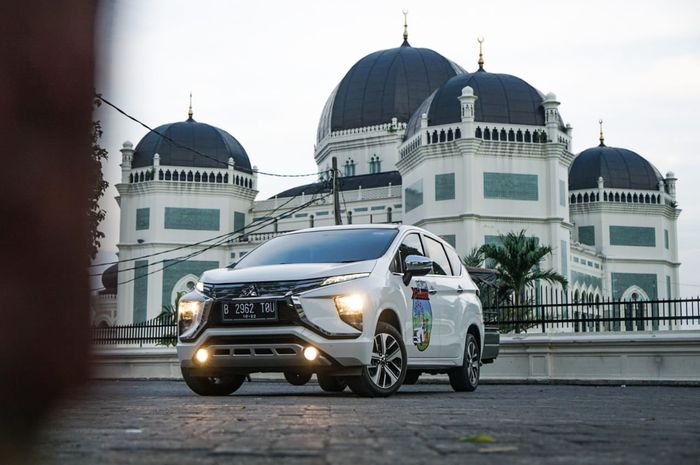 Mitsubishi Xpander berfoto di depan Masjid Raya Medan