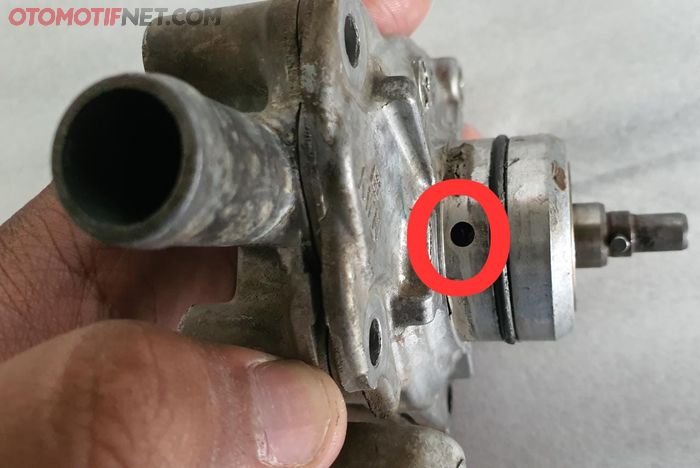 Lubang pada water pump matic Honda termasuk Honda Vario 125 dan 150 ada lubang seperti ini, kalau sil water pump bocor biasanya air radiator akan menetes dari lubang ini 