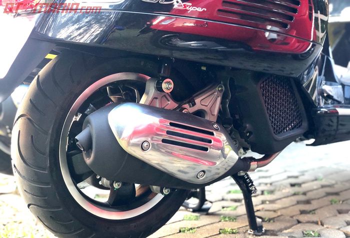 New Vespa GTS 150 Super i-get, radiator ada di samping kanan, beda dari GTS 300 yang ada di kompartemen depan