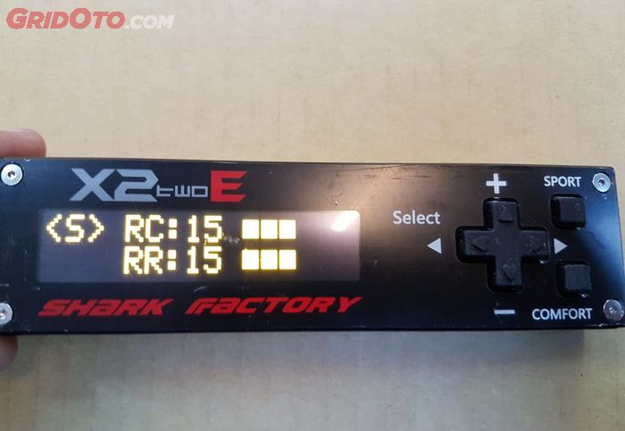 Sokbreker Shark Factory X2E bisa disetting compression dan rebound melalui remote