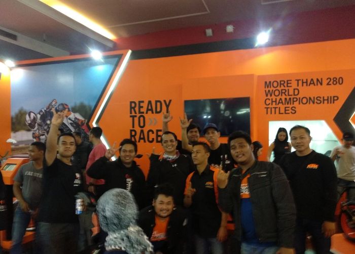 Para komunitas motor KTM yang ikut dalam acara Orange Ride di Jakarta