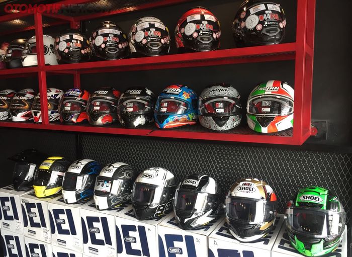 RC Motogarage juga menawarkan helm dengan banyak model dan merek