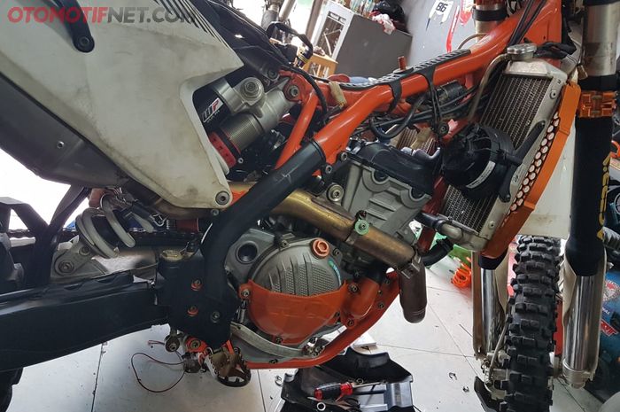 KTM 350 EXC-F Six Days harus turun mesin gara-gara lupa cek air radiator