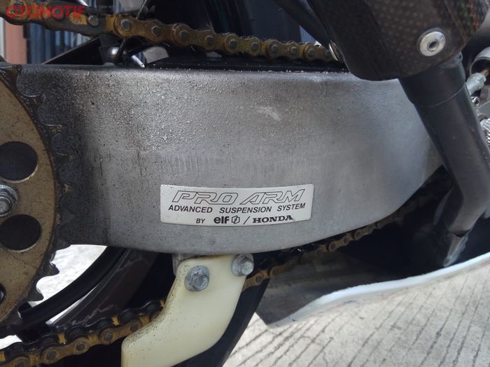 Pro Arm ini di kanan, berbeda dengan kebanyakan motor ada di kiri