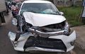 Toyota Calya Nyalip Ditikungan, Honda CBR150R dan Kawasaki Ninja Ditumbuk Sampai Berantakan