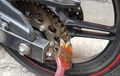 Lebih Aman Mana Bensin Atau Sabun Untuk Membersihkan Rantai Motor ?