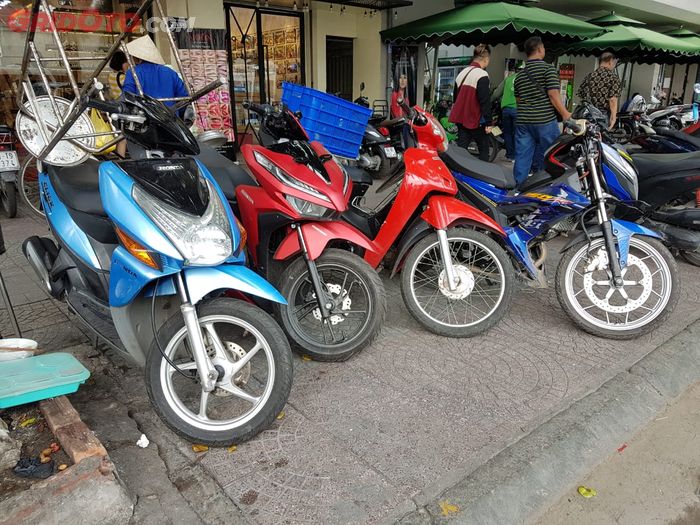 Parkiran motor di pinggir jalan Kota Ho Chi Minh Vietnam lebih banyak motor matic dan motor bebek