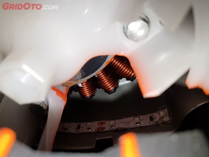 Spul motor matic biasanya berada di balik kipas pendinginan mesin 