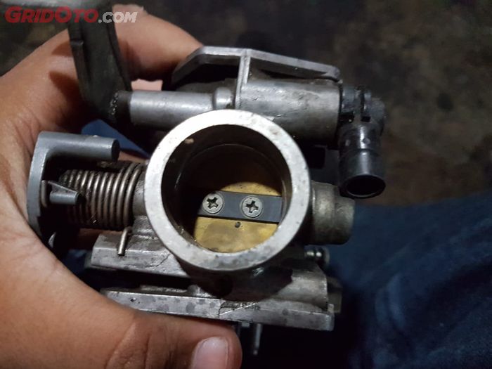 Karburator Honda CS1 mempunyai venturi sebesar 28 mm