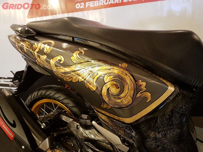 Batik Naradha Nawa Sanga yang membuat Yamaha Lexi ini jadi juara master Customaxi Yamaha X Yamaha Heritage Built