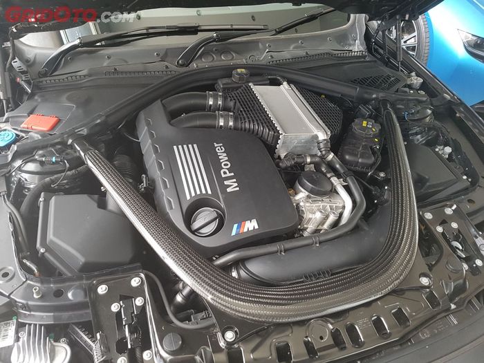 Mesin BMW M4 Convertible yang berkode s55 memiliki tenaga 431 dk dan torsi 550 Nm