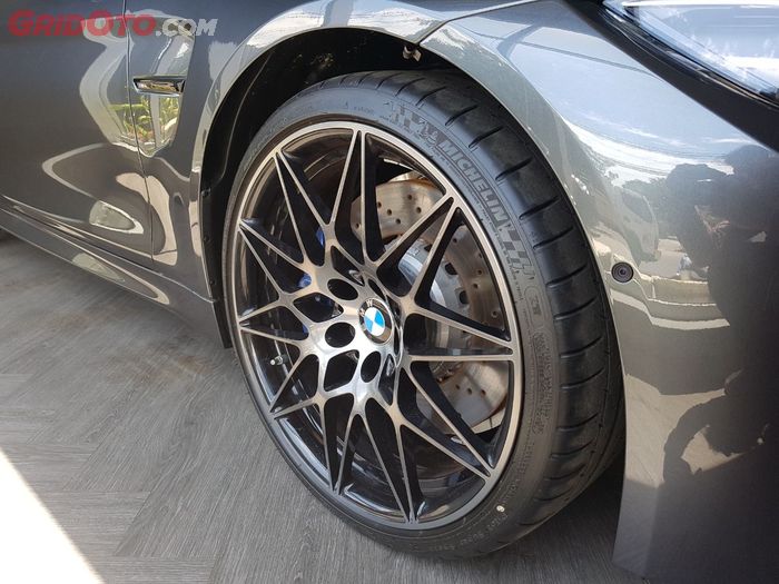 Penggunaan pelek model berbeda pada BMW M4 Convertible