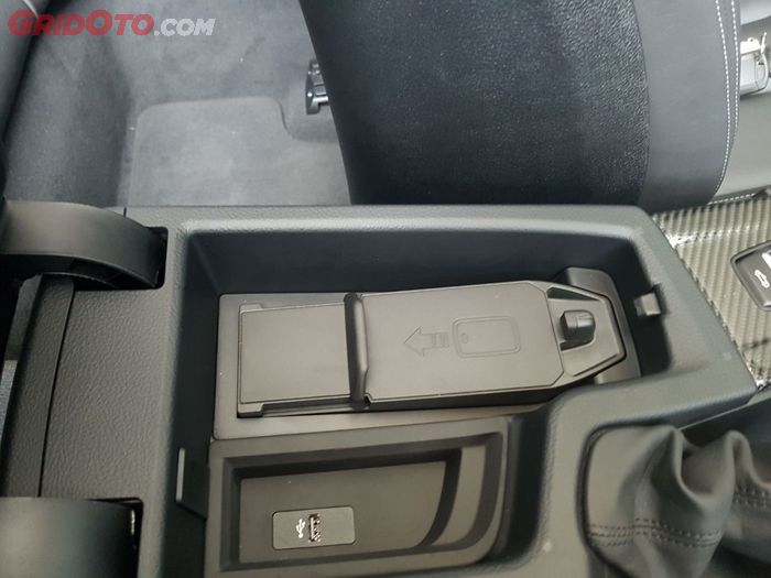 Ruang penyimpanan di konsol tengah BMW M4 Convertible yang hanya cukup untuk HP