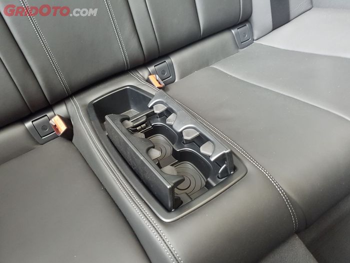 Hanya ada 2 buah cupholder di bagian jok belakang BMW M4 Convertible