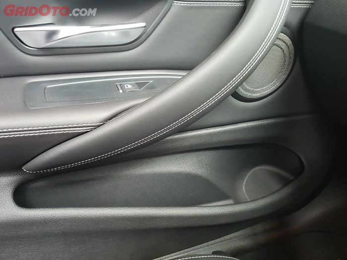 Ruang penyimpanan di doortrim BMW M4 Convertible cukup besar