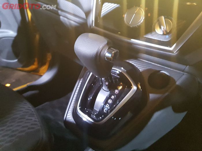Datsun Cross memiliki dua varian transmisi yaitu manual dan CVT