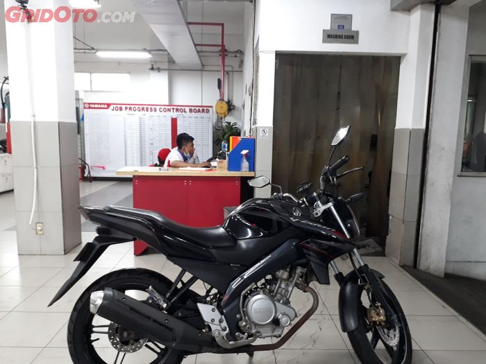 Ruang cuci motor setelah melakukan servis berkala di yamaha flagship shop cempaka putih