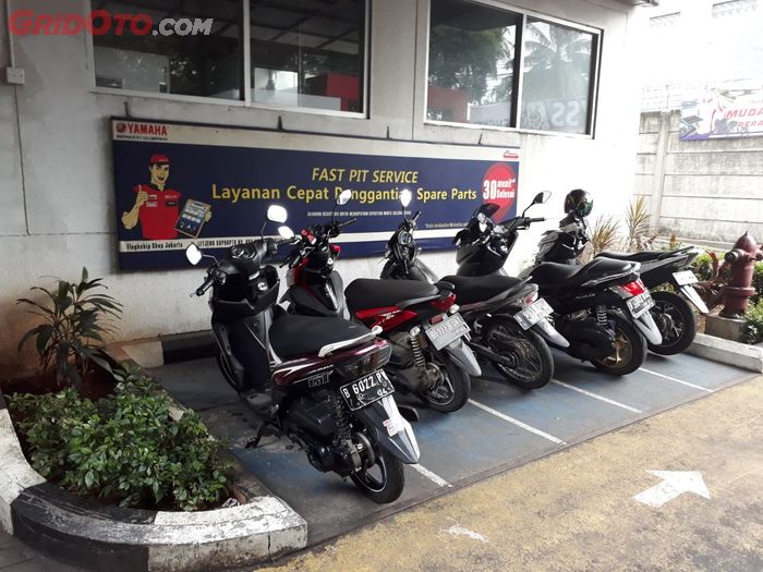 Area parkir fast pit yamaha flagship shop cempaka putih