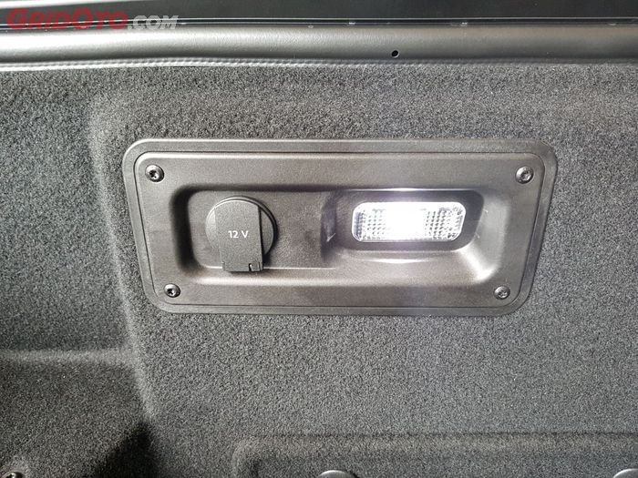 Pada bagasi Lamborghini Huracan Performante dapat ditemukan socket 12 volt