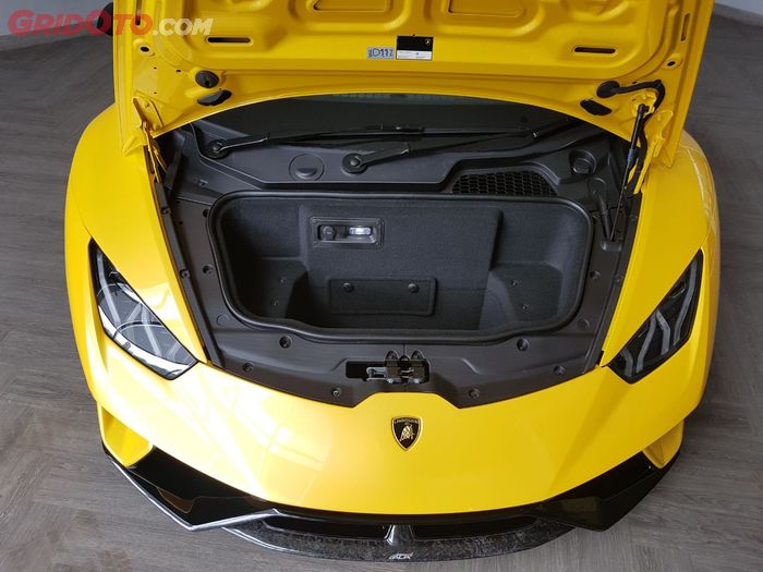 Ruang bagasi Lamborghini Huracan Performante yang dapat ditemukan pada bagian depan