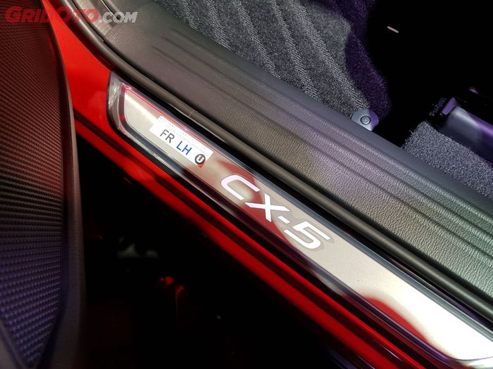 Scuff plates yang ada All-New Mazda CX-5 Anniversary Edition