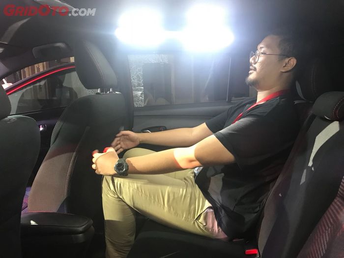 Duduk di baris kedua Toyota Yaris 2018 masih cukup lega untuk orang dengan postur 192 cm