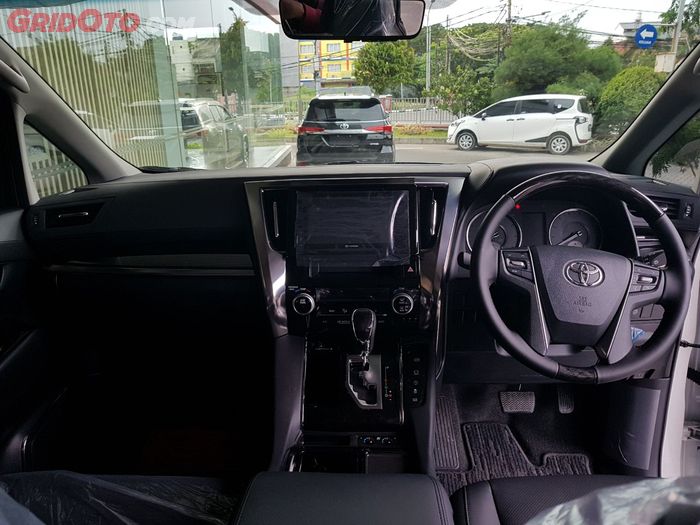 Interior Toyota Vellfire yang lebih bernuansa gelap