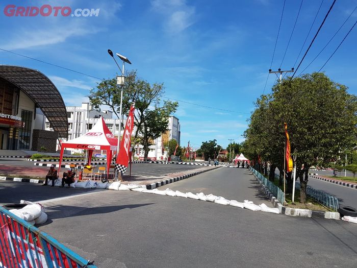Jalan dan Parkiran Universitas Negeri Padang disulap jadi track Kontes Mobil Hemat Energi