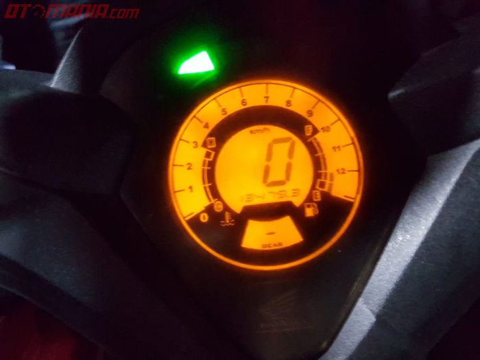 Panel instrumen digital alias speedometer Honda CS1 mengalami sunburn