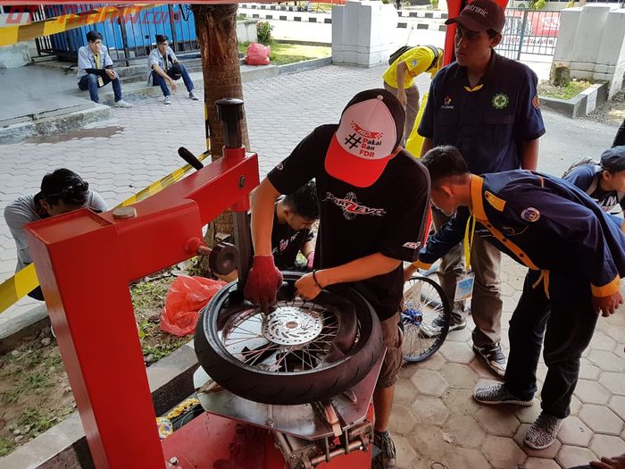 Tire changer FDR di Kontes Mobil Hemat Energi 2018