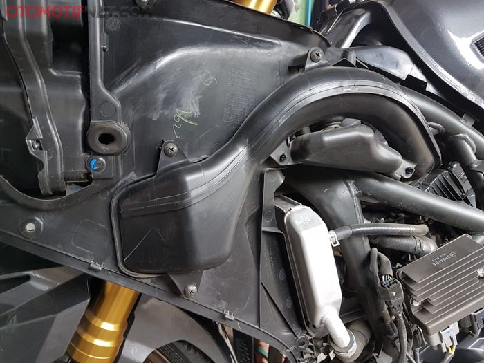 Bentuk Air Ram di Honda CBR250RR, melengkung ke atas mencegah throttle body dari kemasukan benda asing dan air