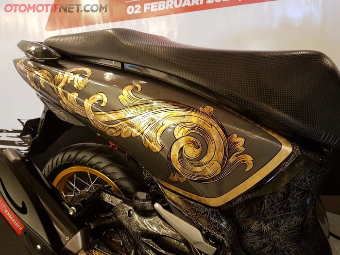 Batik Naradha Nawa Sanga yang membuat Yamaha Lexi ini jadi juara master Customaxi Yamaha X Yamaha Heritage Built