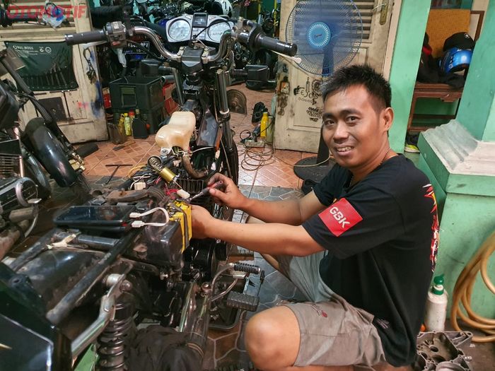 Arfan alias Achil, empunya bengkel saat servis Yamaha RX-King yang mau diajak gaspol ke Pantai Anyer, Banten