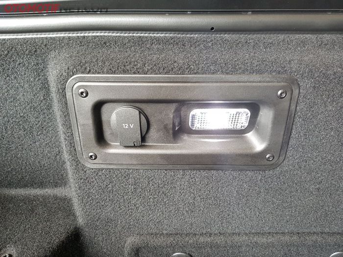 Pada bagasi Lamborghini Huracan Performante dapat ditemukan socket 12 volt