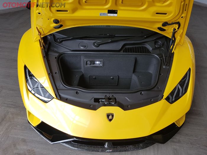 Ruang bagasi Lamborghini Huracan Performante yang dapat ditemukan pada bagian depan