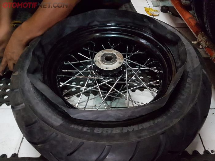 Proses pemasangan ban tubeless di pelk jari-jari