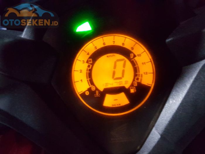 Panel instrumen digital alias speedometer Honda CS1 mengalami sunburn