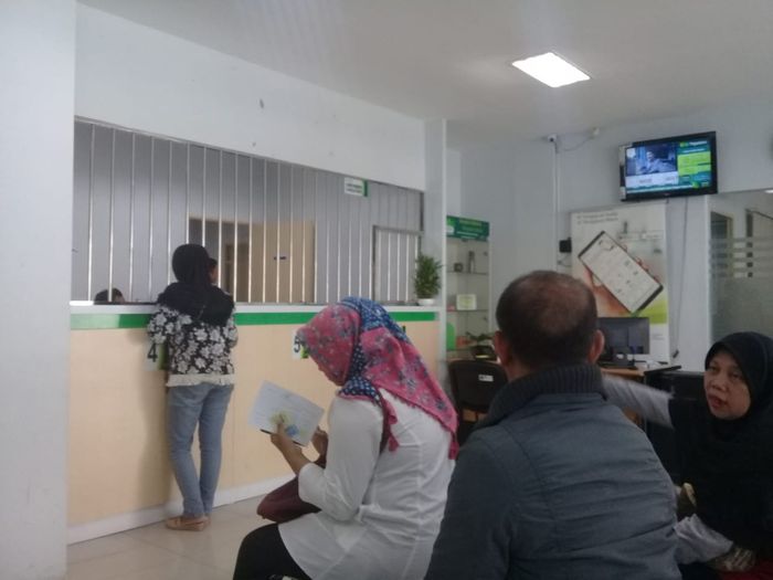 Ilustrasi suasana transaksi di Pegadaian