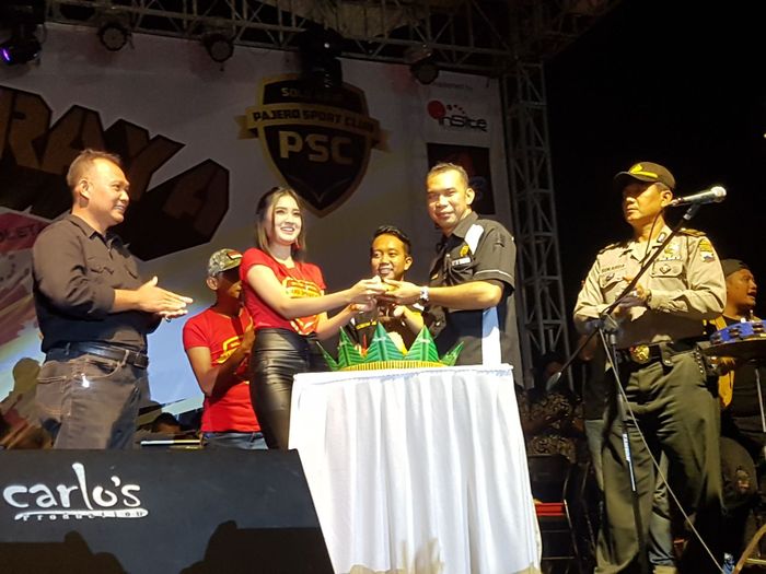 Aacra potong tumpeng deklarasi Pajero Sport Club Solo Raya