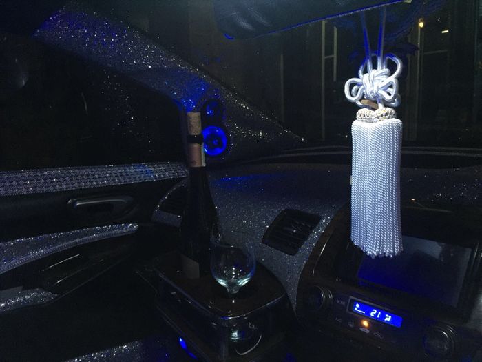 Ada minibar juga loh di interiornya