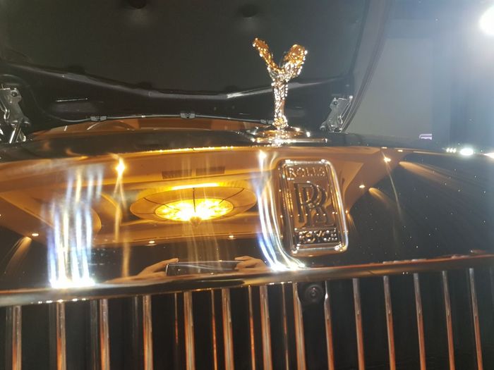 The Spirit of Ecstacy masih setia di atas grille depan Rolls-Royce Phantom VIII