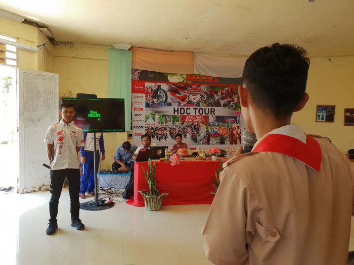 Siswa-siswa SMAN 13 Pangkep berkesempatan melakukan coaching clinic bersama pembalap Honda