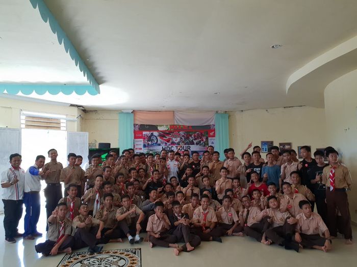 Siswa-siswa SMAN 13 Pangkep terlihat antusias mengikuti coaching clinic dari pembalap Awhin Sanjaya