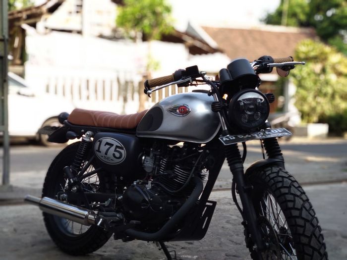 Kawasaki W175 dengan kustom kit dari JBL