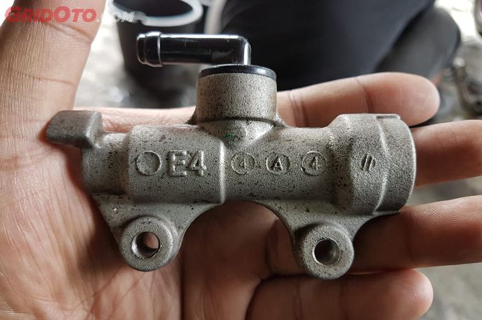 Lakukan servis sistem pengereman cakram motor setiap 10.000 Km agar terhindar dari rem macet mendadak