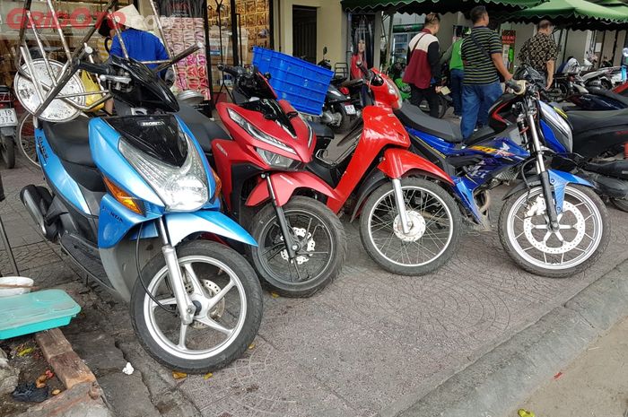 Parkiran motor di pinggir jalan Kota Ho Chi Minh Vietnam lebih banyak motor matic dan motor bebek