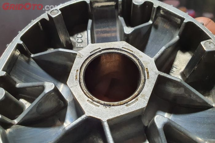 Jalur roller pada variator atau rumah roller yang terletak di puli depan (drive pulley)