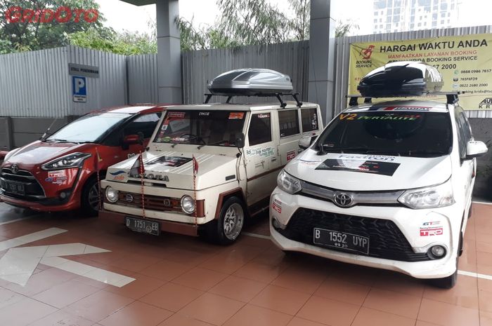 Jajaran mobil Toyota peserta journey lintas negara