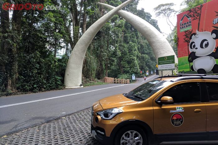 Datsun Cross di gerbang Taman Safari Indonesia