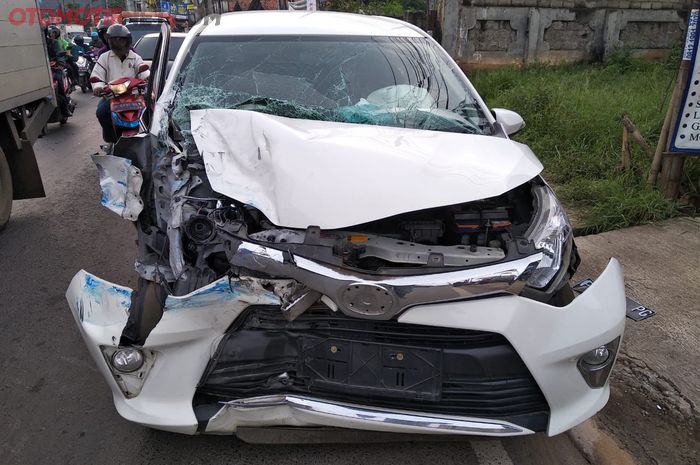 ilustrasi kecelakaan yang melibatkan Toyota Calya